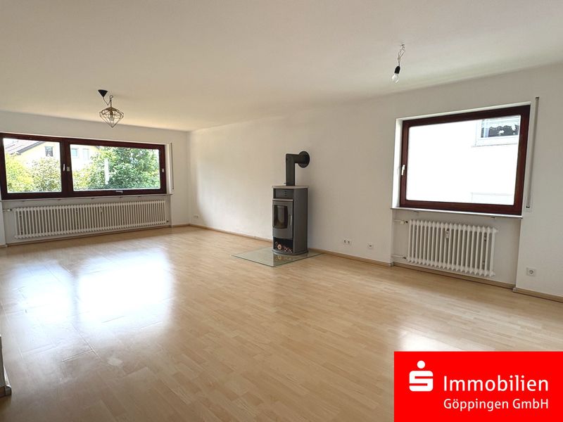 Helle 3,5-Zimmer-Wohnung mit Balkon und Kaminofen
